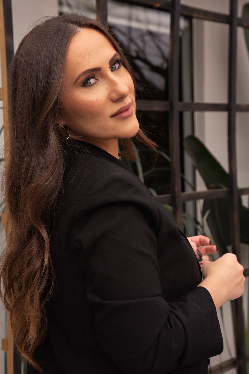Karine em traje profissional