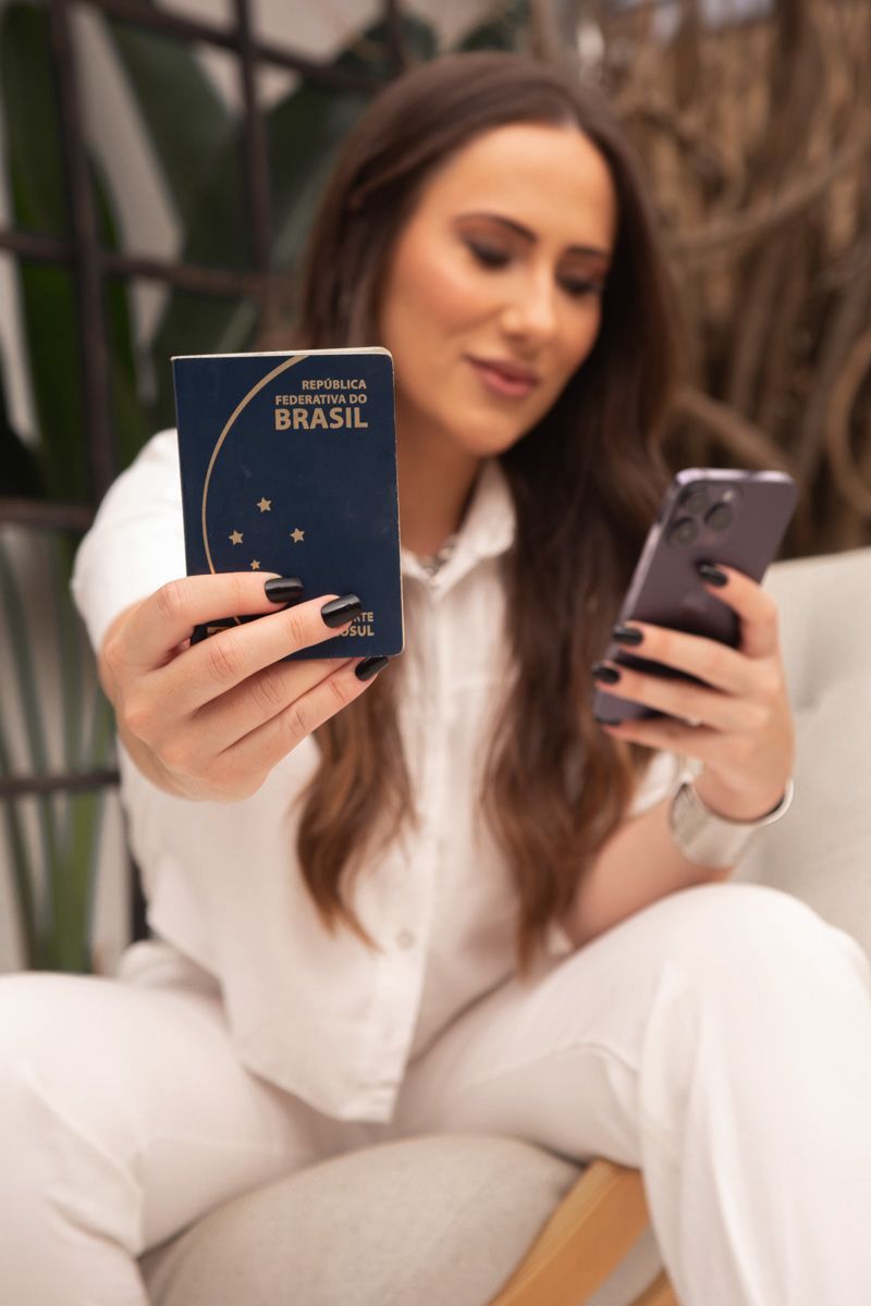 Karine com passaporte e celular